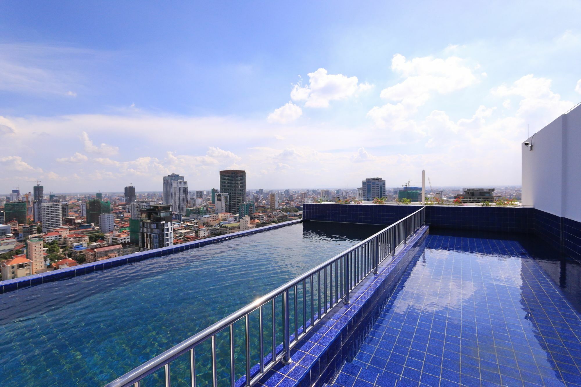 Eastland Hotel & Apartment Phnom Pen Exterior foto